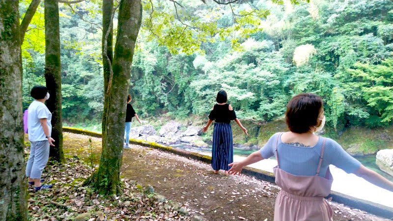 清流ほとりで朝の体操をみんなで行う 清流ほとりで朝の体操をみんなで行う
